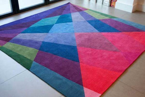 kilimų dizainas turėtų būti pasirinktas pagal interjero koridoriuje, ji turėtų derinimasis su baldais ir aplinkinių objektų