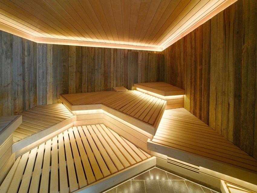 Illuminazione a LED del soffitto e delle panche nella vasca da bagno