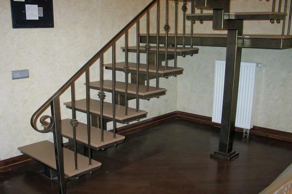 Koraci za metalne stubišta: modularnih stepenica i tokarenje, kako i što učiniti, Varna pod-korak, zahtjevi za dizajn, kako crta na curenje