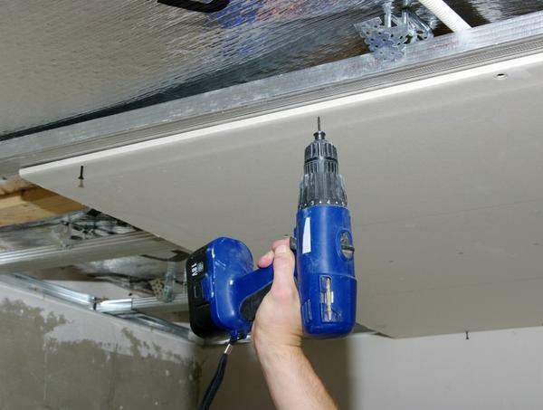Fastgør drywall til loftet som muligt og til så meget besvær i denne proces er ikke til stede