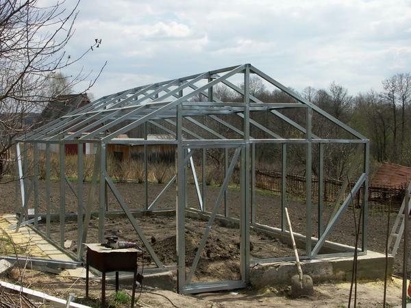 The first step is to prepare the base on which the greenhouse will be installed