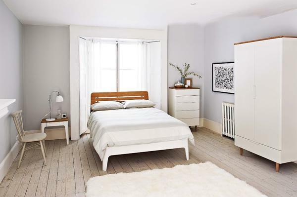 Yatak odası İskandinav tarzı yapma, siz önceden odanın büyüklüğünü ve aydınlatma derecesini belirlemek gerekirbeyaz mobilya ve dekor öğeleri sadece yatak rahat hale getirir, ama aynı zamanda görsel oda boyutunu artırmak