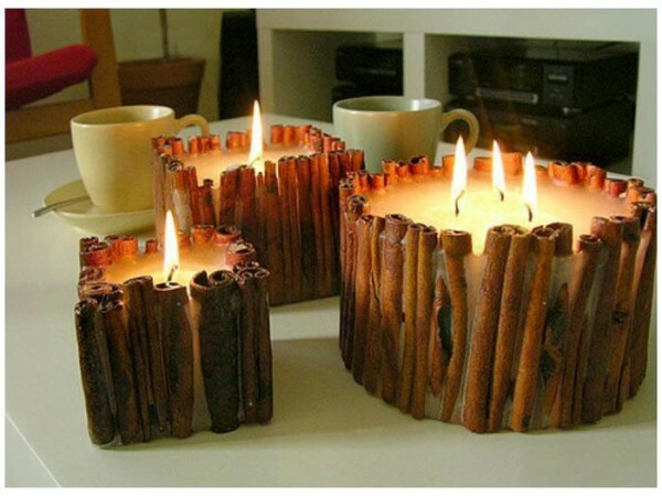 Kaip puošmena žvakės gali būti naudojamas net cinamono lazdelių