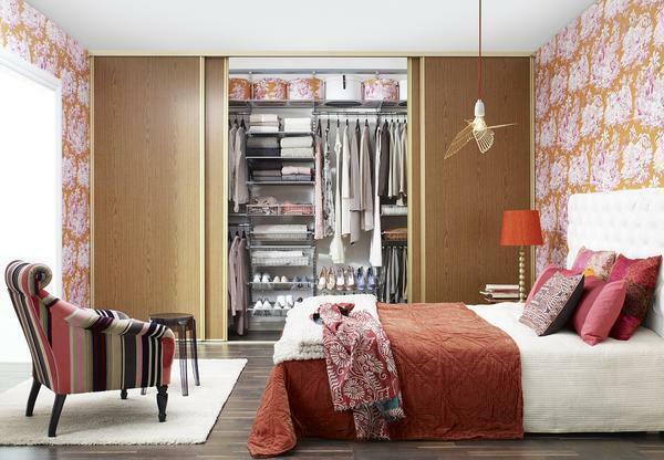 Begehbare Schränke im Schlafzimmer hat eine breite Funktionalität: sie bieten Platz für Schuhe, oben und unten Kleidung, Accessoires und andere Dinge