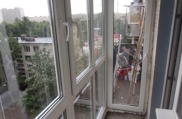 All crevices on a balcony with panoramic glazing are recommended to be fixed with a mounting foam