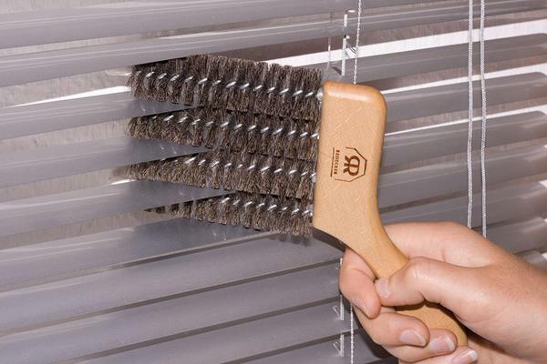 The brush for blinds saves time on erasing dust from the plates
