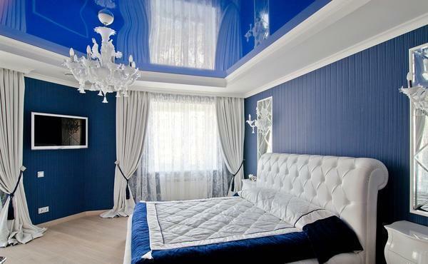 חדר שינה כחול: צליל וצבע, ריהוט לבן, תמונות פנים, אפור עיצוב, סגנון האפל של טפטים, וילונות ירוקים