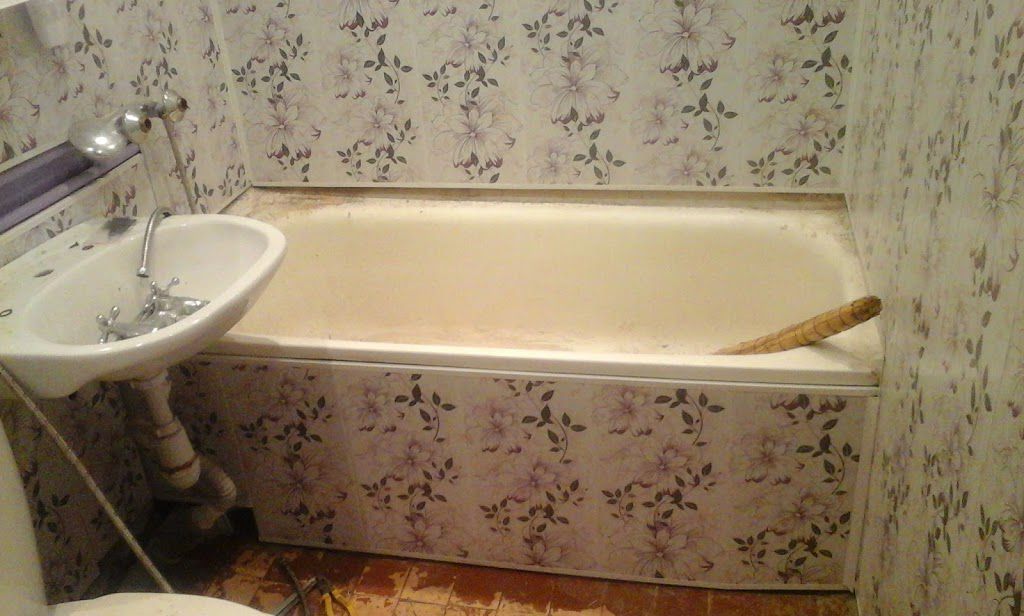 Ремонт недорого пвх. Ванна обшитая панелями. Ванная из панелей ПВХ. Обшивка ванной пластиковыми панелями. Отделка ванной панелями ПВХ.
